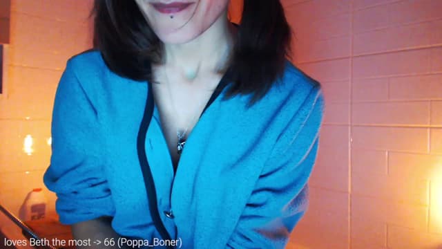 Gallery image thumbnail from Beth_'s myfreecams stream on, 12/17/2022, 23:03 image 19 of 20