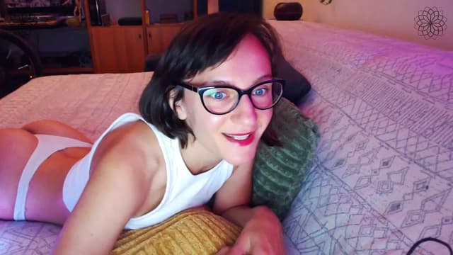 Gallery image thumbnail from Beth_'s myfreecams stream on, 07/27/2024, 21:21 image 14 of 20