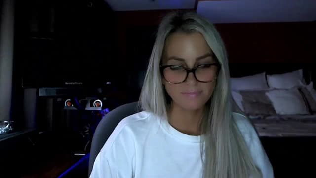 Gallery image thumbnail from Cora9's myfreecams stream on, 12/17/2025, 06:13 image 15 of 20