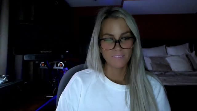 Gallery image thumbnail from Cora9's myfreecams stream on, 12/17/2025, 06:13 image 18 of 20