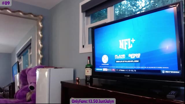 Gallery image thumbnail from Jalyn's myfreecams stream on, 08/12/2023, 01:05 image 5 of 20
