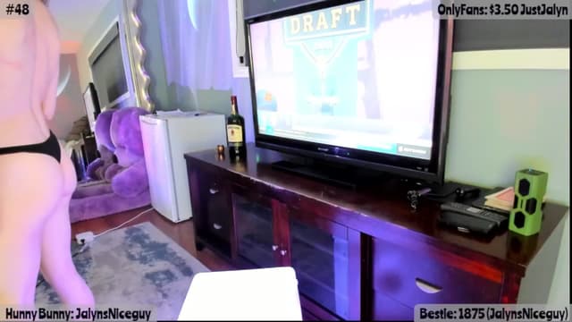 Gallery image thumbnail from Jalyn's myfreecams stream on, 04/25/2025, 03:01 image 10 of 20