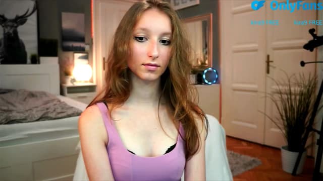 Gallery image thumbnail from Kira9's myfreecams stream on, 08/22/2025, 19:20 image 16 of 20