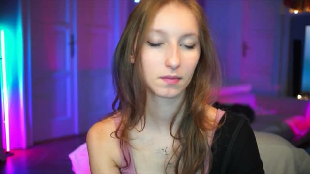 Gallery image thumbnail from Kira9's myfreecams stream on, 10/05/2025, 17:30 image 16 of 20