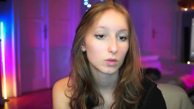 Gallery image thumbnail from Kira9's myfreecams stream on, 10/05/2025, 20:44 image 18 of 20