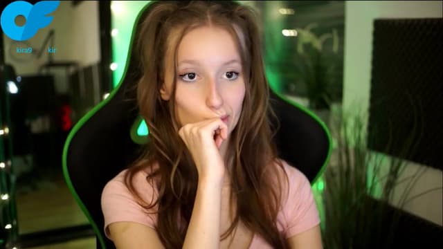 Gallery image thumbnail from Kira9's myfreecams stream on, 11/07/2025, 21:34 image 4 of 20