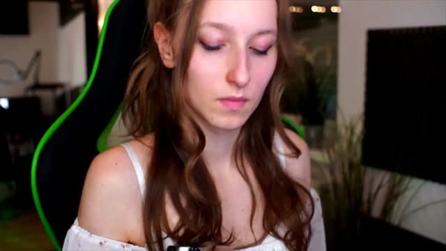 Gallery image thumbnail from Kira9's myfreecams stream on, 11/17/2025, 20:28 image 10 of 20