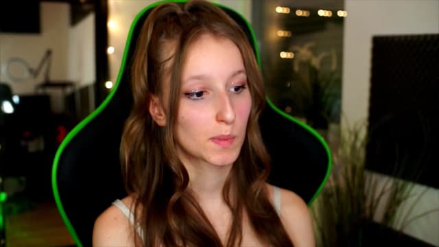 Gallery image thumbnail from Kira9's myfreecams stream on, 11/17/2025, 20:28 image 14 of 20