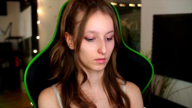 Gallery image thumbnail from Kira9's myfreecams stream on, 11/17/2025, 20:28 image 4 of 20