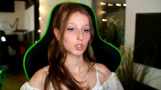 Gallery image thumbnail from Kira9's myfreecams stream on, 11/17/2025, 20:28 image 18 of 20
