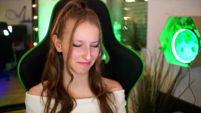 Gallery image thumbnail from Kira9's myfreecams stream on, 11/20/2025, 21:49 image 17 of 20