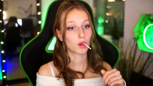Gallery image thumbnail from Kira9's myfreecams stream on, 11/20/2025, 21:49 image 6 of 20