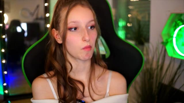 Gallery image thumbnail from Kira9's myfreecams stream on, 11/20/2025, 21:49 image 4 of 20
