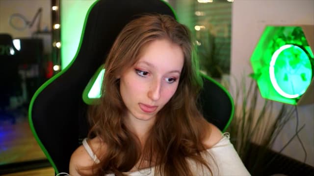 Gallery image thumbnail from Kira9's myfreecams stream on, 11/20/2025, 21:49 image 19 of 20