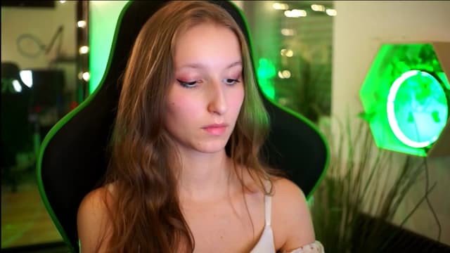 Gallery image thumbnail from Kira9's myfreecams stream on, 11/22/2025, 21:51 image 17 of 20