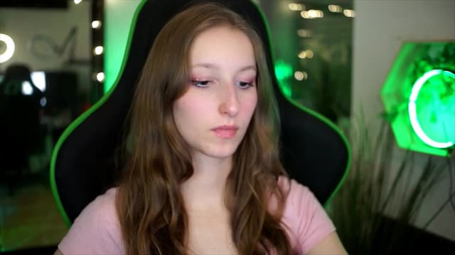 Gallery image thumbnail from Kira9's myfreecams stream on, 11/23/2025, 18:33 image 7 of 20