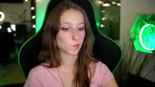 Gallery image thumbnail from Kira9's myfreecams stream on, 11/23/2025, 18:33 image 17 of 20