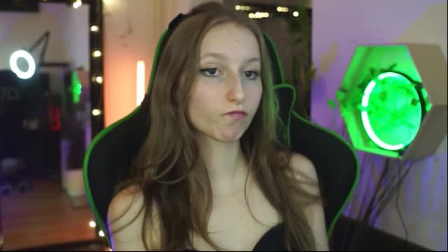 Gallery image thumbnail from Kira9's myfreecams stream on, 12/13/2025, 22:23 image 19 of 20