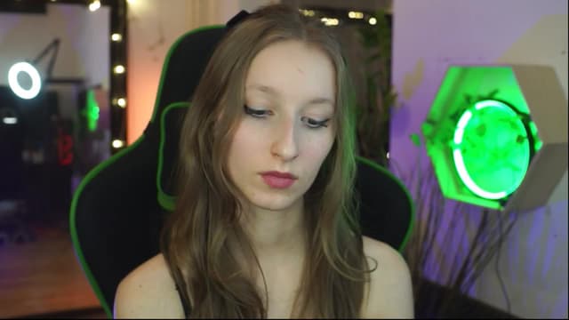 Gallery image thumbnail from Kira9's myfreecams stream on, 12/13/2025, 22:23 image 18 of 20