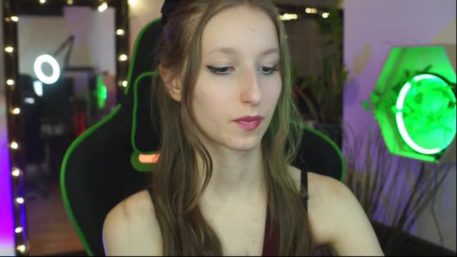 Gallery image thumbnail from Kira9's myfreecams stream on, 12/13/2025, 22:23 image 4 of 20