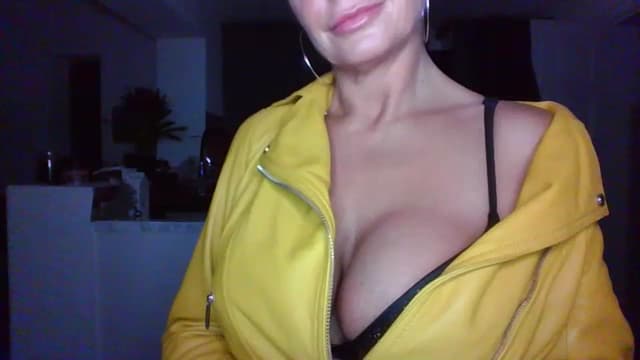 Gallery image thumbnail from Klo35's myfreecams stream on, 07/23/2023, 22:17 image 14 of 20