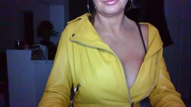 Gallery image thumbnail from Klo35's myfreecams stream on, 07/23/2023, 22:17 image 7 of 20