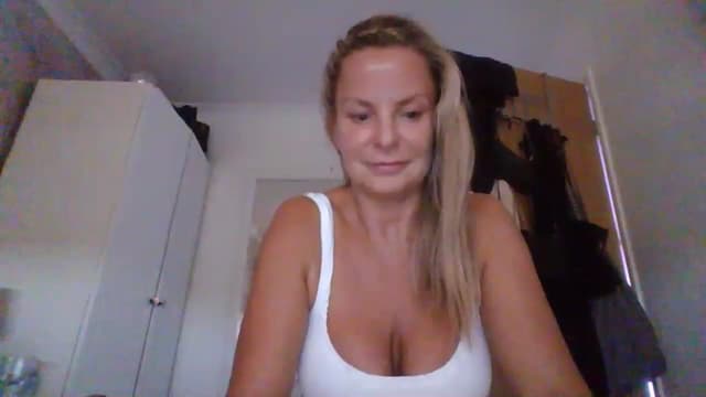 Gallery image thumbnail from Klo35's myfreecams stream on, 08/17/2023, 16:49 image 13 of 20