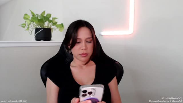 Gallery image thumbnail from Marie's myfreecams stream on, 04/02/2025, 21:47 image 11 of 20