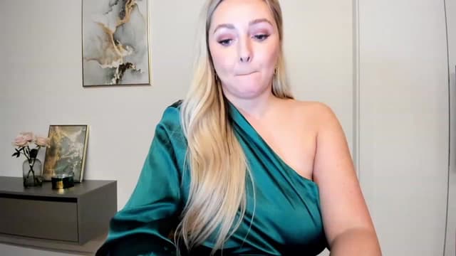 Gallery image thumbnail from Mi_Ha's myfreecams stream on, 11/21/2022, 16:34 image 6 of 20