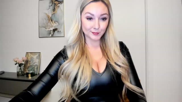 Gallery image thumbnail from Mi_Ha's myfreecams stream on, 11/22/2022, 17:29 image 13 of 20