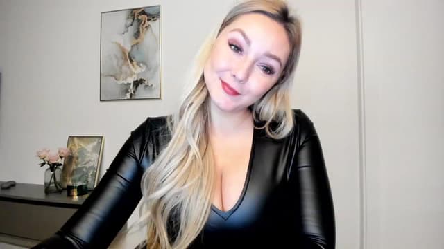 Gallery image thumbnail from Mi_Ha's myfreecams stream on, 11/22/2022, 17:29 image 3 of 20