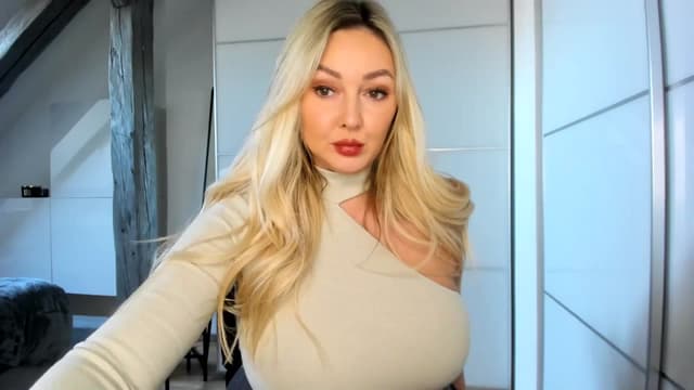 Gallery image thumbnail from Mi_Ha's myfreecams stream on, 11/07/2025, 14:05 image 6 of 20