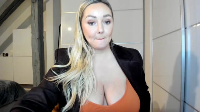 Gallery image thumbnail from Mi_Ha's myfreecams stream on, 11/19/2025, 16:56 image 11 of 20