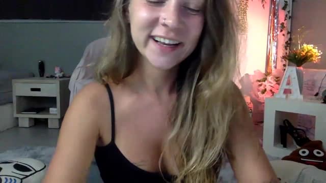 Gallery image thumbnail from Qi_ra's myfreecams stream on, 04/01/2023, 10:19 image 10 of 20