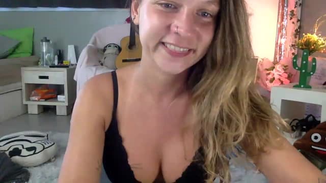 Gallery image thumbnail from Qi_ra's myfreecams stream on, 04/15/2023, 08:31 image 18 of 20