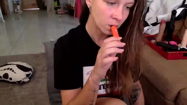 Gallery image thumbnail from Qi_ra's myfreecams stream on, 07/19/2024, 01:43 image 18 of 20