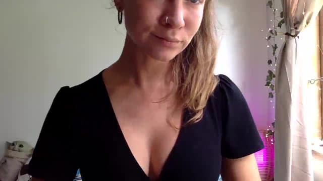 Gallery image thumbnail from Qi_ra's myfreecams stream on, 03/31/2025, 02:50 image 18 of 20