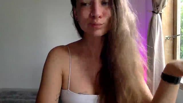 Gallery image thumbnail from Qi_ra's myfreecams stream on, 04/14/2025, 01:25 image 13 of 20