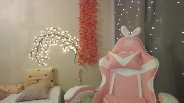 Gallery image thumbnail from Qi_ra's myfreecams stream on, 06/14/2025, 09:35 image 10 of 20