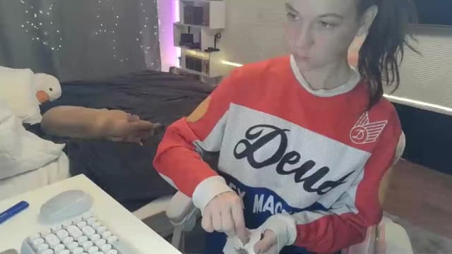 Gallery image thumbnail from Qi_ra's myfreecams stream on, 12/22/2025, 24:30 image 19 of 20