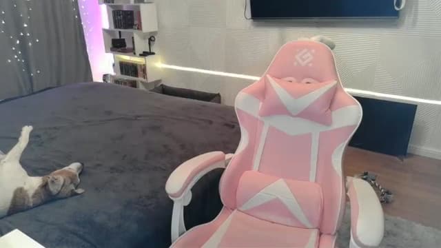 Gallery image thumbnail from Qi_ra's myfreecams stream on, 12/31/2025, 01:00 image 17 of 20
