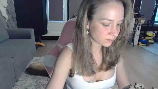 Gallery image thumbnail from Qi_ra's myfreecams stream on, 05/13/2026, 16:35 image 9 of 20