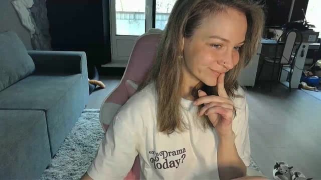 Gallery image thumbnail from Qi_ra's myfreecams stream on, 05/14/2026, 06:23 image 12 of 20
