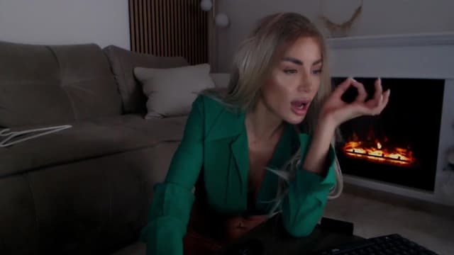 Gallery image thumbnail from Qu33n's myfreecams stream on, 12/25/2025, 14:10 image 6 of 20