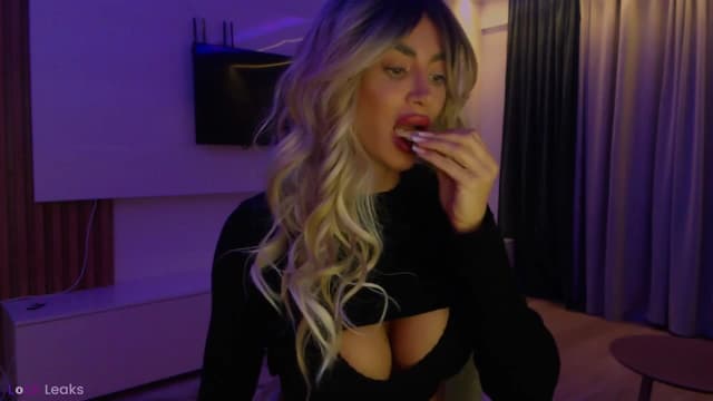 Gallery image thumbnail from Qu33n's myfreecams stream on, 02/05/2026, 17:43 image 18 of 20