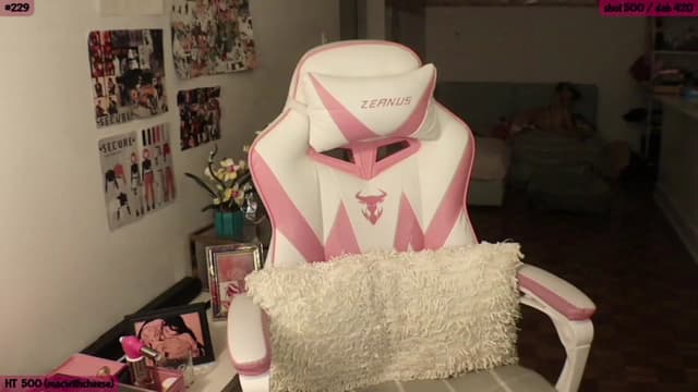 Gallery image thumbnail from SeySo's myfreecams stream on, 01/19/2023, 04:15 image 4 of 20