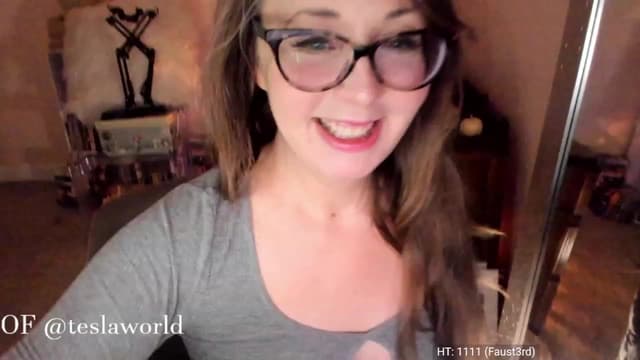 Gallery image thumbnail from Tesla's myfreecams stream on, 11/19/2022, 18:16 image 4 of 20