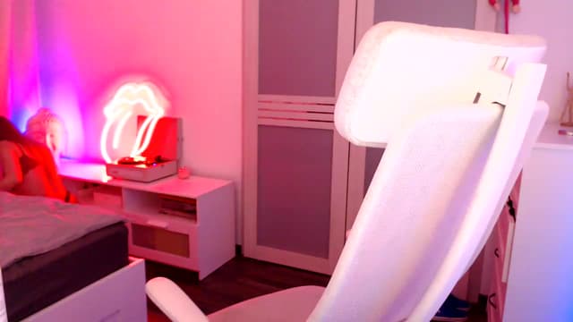 Gallery image thumbnail from V_e_e's myfreecams stream on, 01/10/2023, 19:45 image 15 of 20