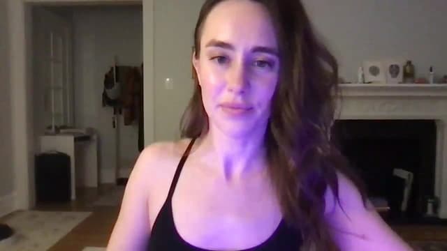 Gallery image thumbnail from clara's myfreecams stream on, 03/06/2025, 01:22 image 16 of 20