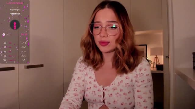 Gallery image thumbnail from cutee's myfreecams stream on, 09/09/2024, 14:00 image 17 of 20